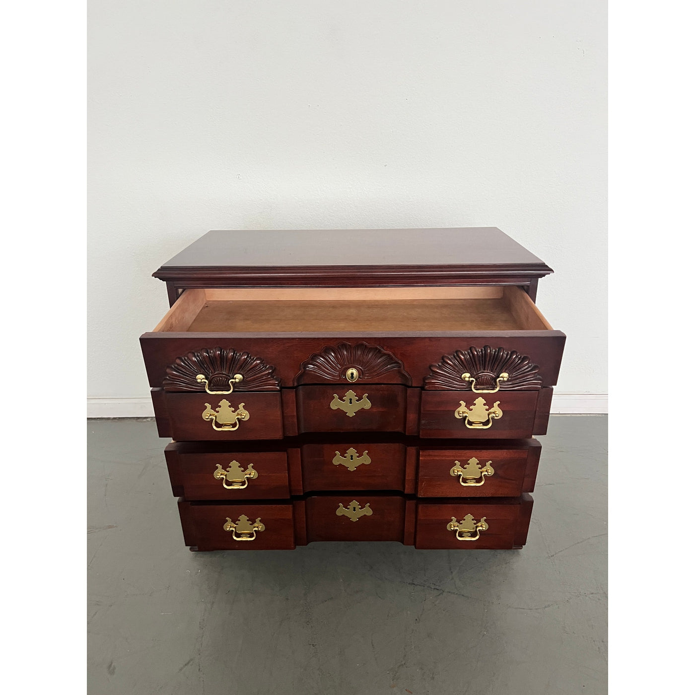 Vintage Thomasville 18th Century Collection Mahogany Lowboy Dresser