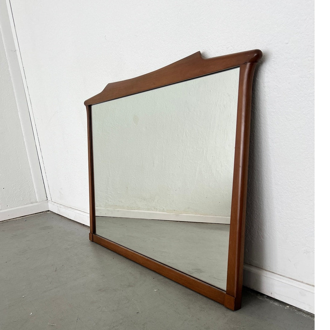 Vintage White Fine Furniture Chest of Drawers with Mirror