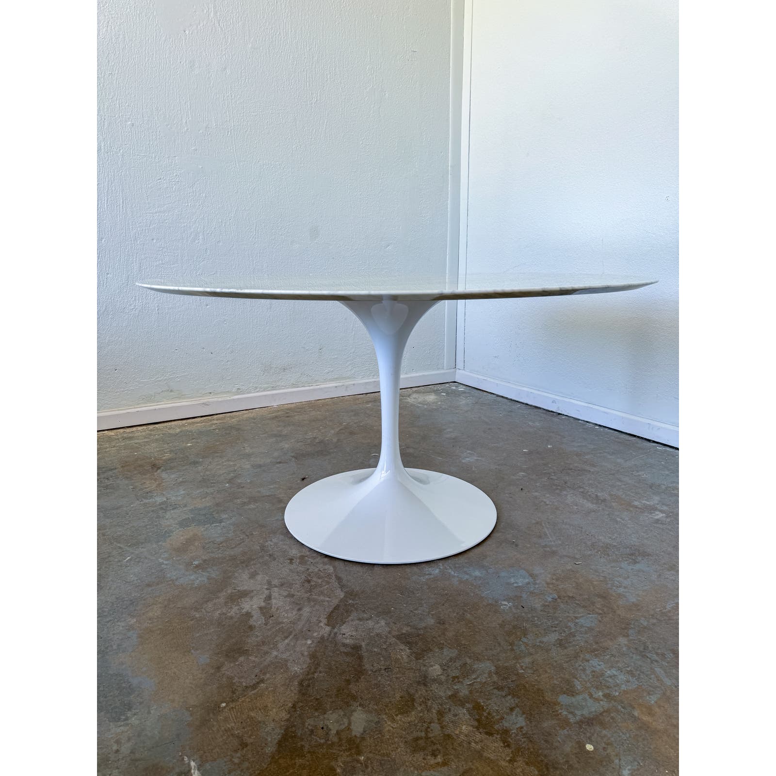 Design Within Reach Saarinen Dining Round Table 54